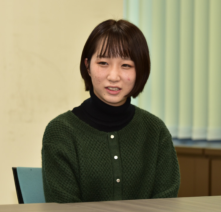 内田 真緒